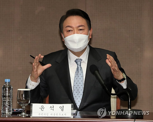 (서울=연합뉴스) 국민의힘 윤석열 대선 후보가 지난 13일 오전 서울 중구 한국프레스센터에서 열린 한국행정학회·한국정책학회 주최 대통령선거 후보자초청 대토론회에서 패널의 질문에 답하고 있다. 2022.1.13 [국회사진기자단]
