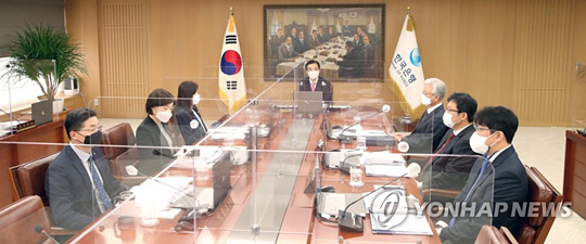 사진은 이주열 한국은행 총재가 지난 해 11월 25일 오전 서울 중구 한국은행에서 열린 금융통화위원회 본회의에서 11월 통화정책방향 결정회의를 주재하고 있는 모습 [한국은행 제공. 재판매 및 DB 금지]
