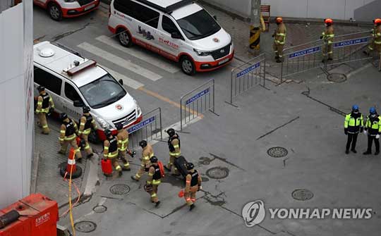 (광주=연합뉴스) 지난 13일 광주 서구 신축아파트 붕괴사고 현장에서 119구조대가 실종자 구조를 위해 장비를 들고 현장으로 향하고 있는 모습. [연합뉴스 자료사진]
