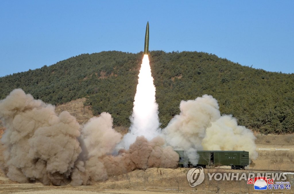 (평양 조선중앙통신=연합뉴스) 북한은 전날 철도기동 미사일연대가 검열사격훈련을 진행했다고 15일 밝혔다. 조선중앙통신은 이날 “평안북도 철도기동 미사일연대의 실전능력 판정을 위한 검열사격 훈련이 14일 진행됐다”고 보도했다.2022.1.15