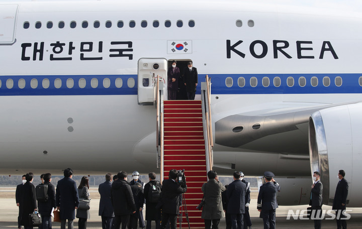 [성남=뉴시스] 아랍에미리트(UAE), 사우디아라비아, 이집트 등 중동 3개국 6박 8일간의 순방을 위해 출국하는 문재인 대통령과 부인 김정숙 여사가 15일 오전 경기 성남시 서울공항에서 공군1호기에 올라 손을 흔들고 있다. 2022.01.15.