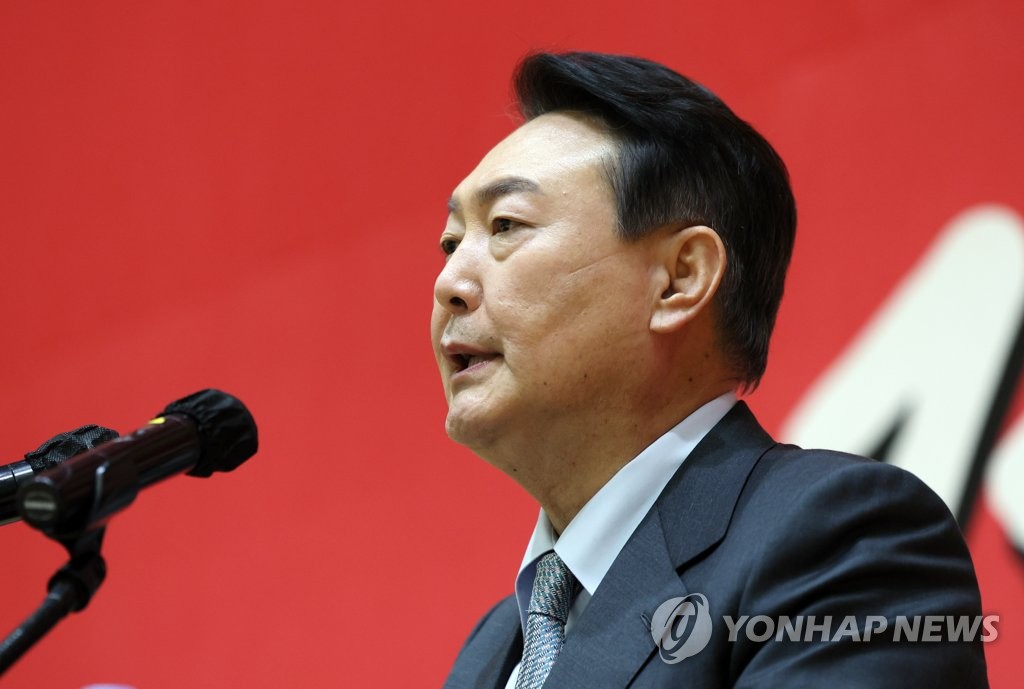 (울산=연합뉴스) 국민의힘 윤석열 대선 후보가 15일 오후 울산 동구 전하체육센터에서 열린 울산시 선거대책위원회 필승결의대회에서 연설하고 있다. 2022.1.15