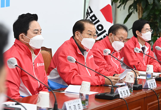 권영세(왼쪽 두 번째) 국민의힘 선거대책본부장이 17일 오전 국회에서 열린 선거대책본부 회의에 참석해 모두 발언을 하고 있다. 국회사진기자단