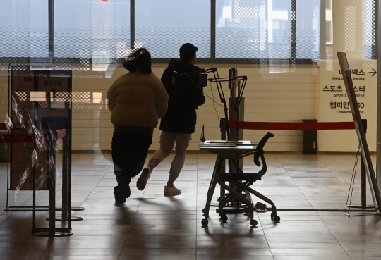 경기 고양시 삼송지구에 위치한 대형 복합쇼핑센터를 찾은 시민들이 17일 오전 방역패스 인증 장소 앞을 지나쳐 내부로 들어가고 있다.  김선규 기자