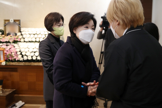 심상정(왼쪽 두 번째) 정의당 대선후보가 17일 오전 서울 신촌 세브란스병원 장례식장에 마련된 광주 신축 아파트 붕괴 사고 희생자 빈소를 찾아 유가족을 위로하고 있다.   뉴시스