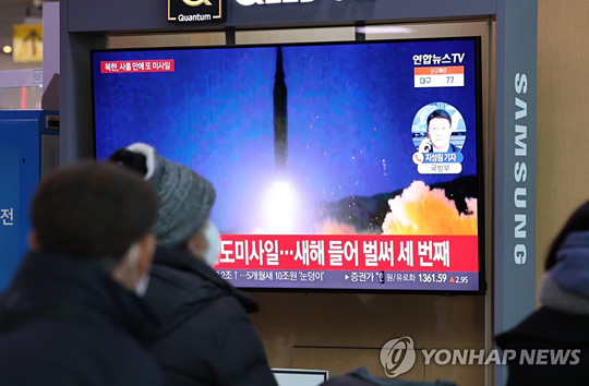 (서울=연합뉴스) 14일 서울역 대합실에서 시민들이 북한의 단거리 탄도미사일 추정 발사체 관련 뉴스를 보고 있다. 2022.1.14