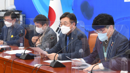 윤호중(오른쪽 두 번째) 더불어민주당 원내대표가 18일 오전 국회에서 열린 원내대책회의에서 모두발언을 하고 있다.  국회사진기자단