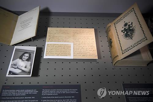 암스테르담 안네프랑크하우스에 전시된 사진과 편지들[연합뉴스 자료사진. 재판매 및 DB 금지]