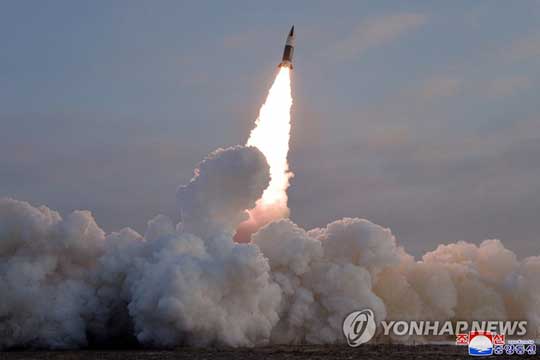 (평양 조선중앙통신=연합뉴스) 북한이 17일 발사한 단거리 탄도미사일 추정 발사체는 ‘북한판 에이테킴스’(KN-24)인 것으로 파악됐다. 조선중앙통신은 18일 “국방과학원과 제2경제위원회를 비롯한 해당 기관의 계획에 따라 17일 전술유도탄 검수사격시험이 진행됐다”고 보도했다. 김정은 국무위원장은 참관하지 않았다. 2022.1.18[국내에서만 사용가능. 재배포 금지. For Use Only in the Republic of Korea. No Redistribution]