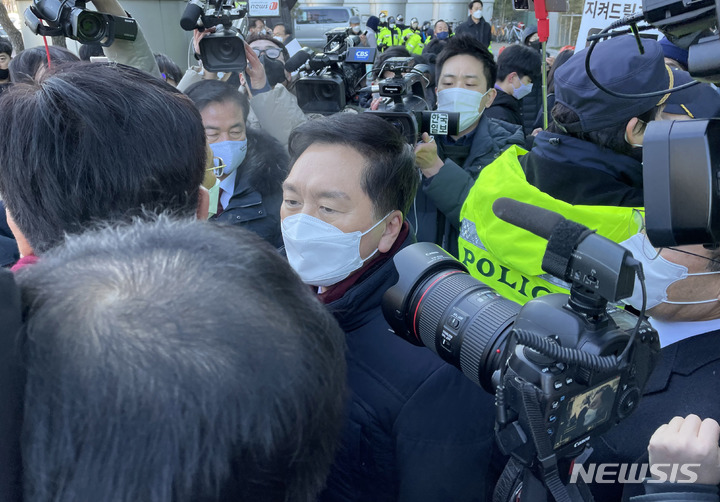 [서울=뉴시스] 국회사진기자단 = 김기현 국민의힘 원내대표 등이 지난 14일 윤석열 대선 후보 부인 김건희씨의 7시간 통화 녹취록을 보도할 예정인 서울 마포구 MBC를 항의 방문하고 있다. 2022.01.14.