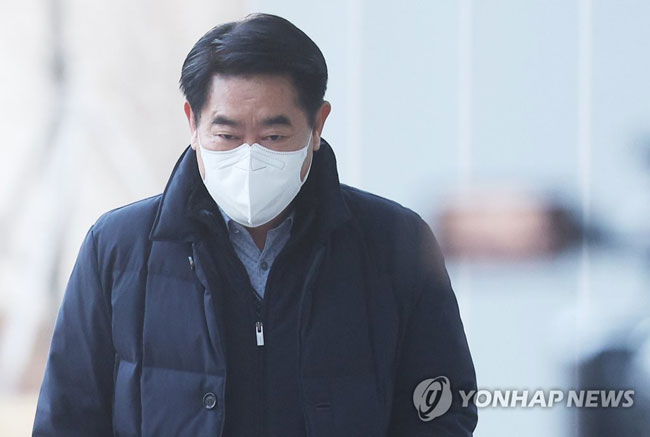 (수원=연합뉴스) 홍기원 기자 = 뇌물수수 혐의 등으로 구속영장이 청구된 최윤길 전 성남시의회 의장이 18일 오전 경기도 수원지방법원에서 열린 구속 전 피의자 심문(영장실질심사)에 출석하고 있다. 최씨는 성남시의회 의장이던 2013년 2월 대장동 개발의 시발점이 된 성남도시개발공사 설립 조례안을 본회의에 상정해 통과시키는 데 앞장섰다. 이후 그는 의장직에서 물러난 뒤 당시 조례안 통과를 주도한 대가로 화천대유 임원으로 근무하면서 화천대유 대주주 김만배 씨 등으로부터 성과급 40억원을 받기로 한 혐의를 받고 있다. 2022.1.18