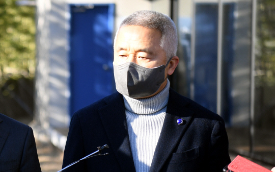 최진석 서강대 명예교수는 18일 안철수 국민의당 대선 후보의 상임 선거대책위원장직을 수락한 이유를 설명하고 있다.   뉴시스