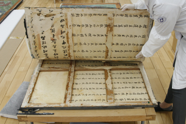 국립문화재연구소의 창덕궁 인정전 ‘일월오봉도’ 보존처리 과정에서 발견된 1840년 과거시험 낙방 답안지. 국립문화재연구소 제공