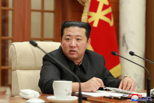 김정은 북한 국무위원장이 19일 노동당 중앙위원회 제8기 제6차 정치국 회의에 참석해 대미 대응 방안을 논의했다고 20일 조선중앙통신이 보도했다. 북한은 이날 회의에서 2018년 4월 중단을 선언했던 핵실험과 대륙간탄도미사일(ICBM) 발사를 재개하는 방안을 검토하겠다고 밝혔다.  연합뉴스