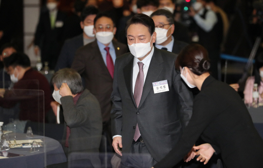 윤석열(오른쪽 두 번째) 국민의힘 대선 후보가 20일 오전 서울 중구 조선호텔에서 열린 한 행사에 축사를 한 뒤 행사장을 나가고 있다.  국회사진기자단