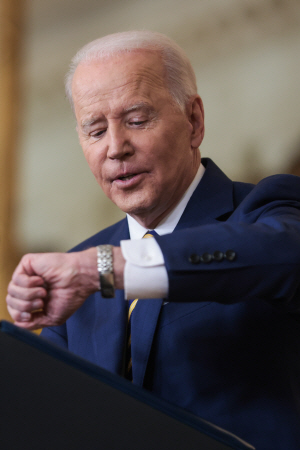 조 바이든 미국 대통령이 취임 1주년을 하루 앞둔 19일 워싱턴DC 백악관에서 개최한 기자회견 도중 손목시계를 보고 있다. 이날 기자회견은 111분에 걸쳐 진행됐다. EPA 연합뉴스