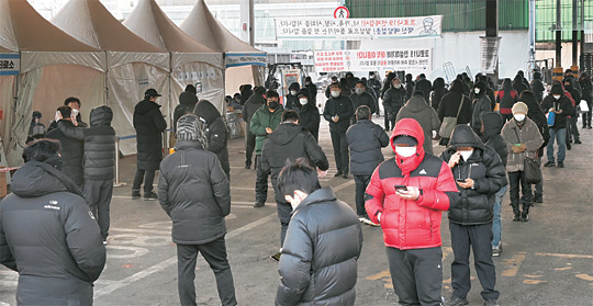 20일 오전 서울 송파구 가락농수산물종합도매시장 선별진료소에서 상인들이 코로나19 검사 차례를 기다리고 있다. 설 명절대목을 앞두고 서울시는 매주 2회 음성진단을 받은 상인만 영업 할 수 있도록 했다.