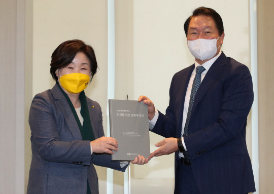 심상정(왼쪽) 정의당 대선 후보가 19일 서울 중구 대한상공회의소에서 최태원 대한상의 회장으로부터 ‘미래를 위한 경제계 제언’을 전달받고 있다.  뉴시스