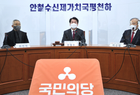 안철수(가운데) 국민의당 대선 후보가 자신의 도덕적 우위를 강조하는 ‘안철수신제가치국평천하’라는 글귀가 새겨진 백드롭을 내걸고 선거대책회의를 주재하고 있다. 왼쪽부터 최진석 상임선대위원장, 안 후보, 이신범 공동선대위원장. 국회사진기자단