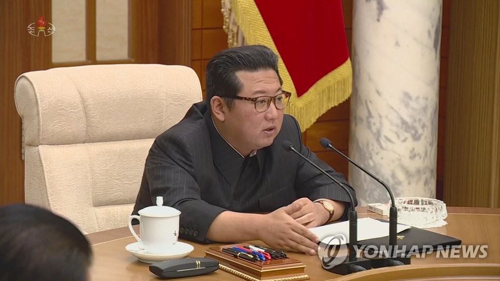 전원회의 참석한 김정은[연합뉴스 자료사진]