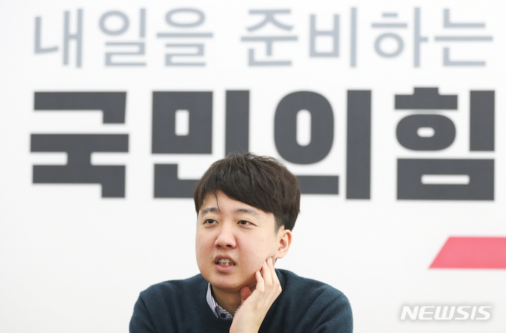 [서울=뉴시스] 이준석 국민의힘 대표가 지난 18일 서울 여의도 국회 당대표실에서 뉴시스와 인터뷰를 하고 있다. 2022.01.19.