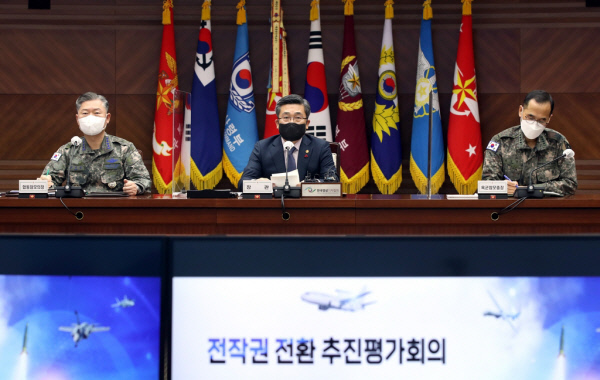 연초 귀순자 월북사건과 북한의 연쇄 미사일 도발로 안보 불안이 가중되는 가운데 합참 공보실장 보직을 두고 ‘인사명령’에 불복해 공보실장과 수도방위사령부 공보실장 보직을 바꿔치기 해 군 기강해이 문제가 도마에 올랐다. 사진은 서욱(가운데) 국방부장관이 19일 국방부에서 원인철(왼쪽) 합참의장과 남영신(오른쪽) 육군참모총장 등 군 수뇌부들이 참석한 가운데 전시작전통제권 전환 추진평가회의를 주재하는 모습. 국방부 제공