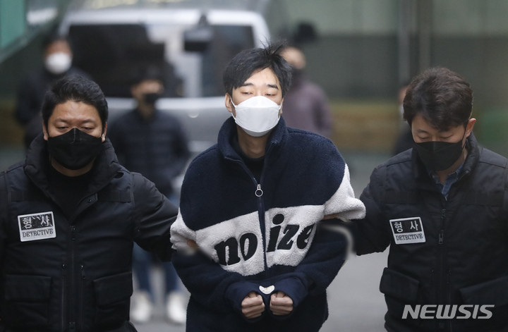 [서울=뉴시스] 고승민 기자 = 스토킹 피해를 수차례 신고해 신변보호를 받던 30대 전 여자친구를 살해한 혐의를 받는 김병찬이 지난해 11월29일 서울 남대문경찰서에서 호송차로 향하고 있다.