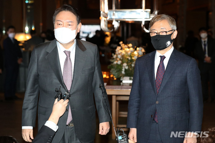 [서울=뉴시스] 백동현 기자 = 윤석열 국민의힘 대선후보와 최재형 전 감사원장이 20일 오후 서울 용산구 하얏트호텔에서 만나 회동을 마치고 취재진의 질문에 답변하고 있다.