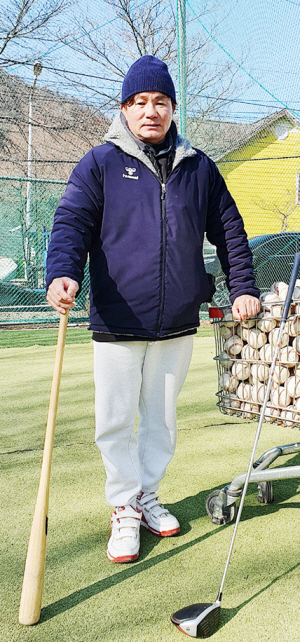 김성갑 KBO 의무위원이 지난 13일 경기 가평의 디지털서울문화예술대 야구부 훈련장에서 야구 배트, 골프 드라이버와 함께 포즈를 취하고 있다.