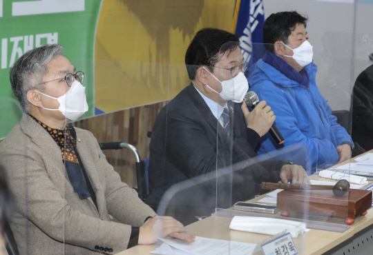 송영길(가운데) 더불어민주당 대표가 21일 오전 부산 연제구 부산시당에서 열린 선거대책위원회에서 모두 발언을 하고 있다. 연합뉴스