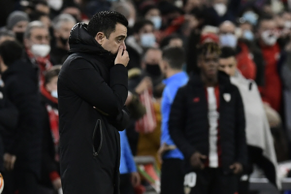 FC 바르셀로나의 사비 에르난데스 감독이 21일 오전(한국시간) 스페인 빌바오의 산 마메스에서 열린 스페인 코파 델 레이 16강전에서 경기가 풀리지 않자 초조한 모습을 보이고 있다.  AP뉴시스