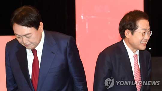 사진은 국민의힘 대선 경선 후보인 윤석열 전 검찰총장과 홍준표 의원이 지난 25일 오후 대전시 서구 만년동 KBS대전방송총국에서 열린 국민의힘 대전·세종·충남·충북지역 대선 경선 후보 합동토론회에 참석하고 있는 모습. [공동취재]