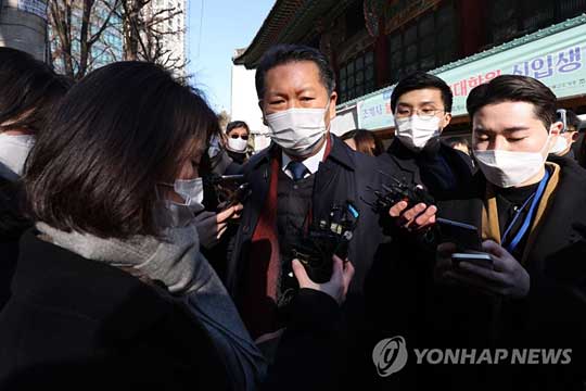(서울=연합뉴스) 더불어민주당 정청래 의원이 21일 오후 서울 종로구 조계사 후문에서 취재진의 질문에 답하고 있다. 정 의원은 해인사 문화재 관람료를 통행세로 지칭하고 이를 걷는 사찰을 ‘봉이 김선달’에 비유해 불교계로부터 강한 비판을 받았다. 정 의원은 이날 조계사에서 열린 대규모 승려대회에서 사과입장을 밝힐 계획이었으나 취재진과 짧은 질의응답만 나눈 뒤 사찰을 떠났다. 2022.1.21