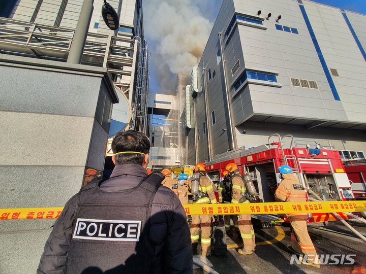 [청주=뉴시스]  21일 오후 3시 충북 청주시 청원구 오창읍 이차전지 제조공장서 불이 났다.  소방당국은 인력과 장비를 투입해 진화 작업을 벌이고 있다. 2022.01.21.