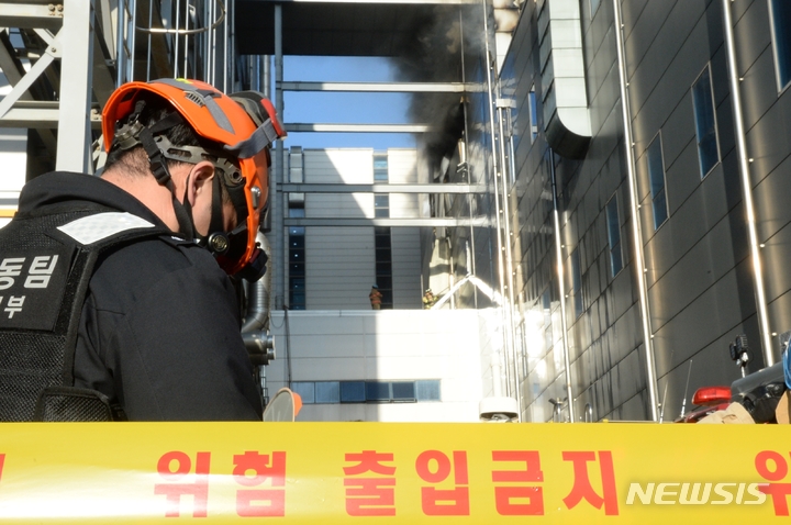 [청주=뉴시스] 21일 오후 3시께 충북 청주시 청원구 오창읍 이차전지 제조공장인 에코프로비엠에서 불이 나 소방당국이 진화작업을 하고 있다. 2022.01.21.