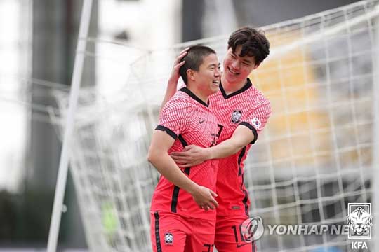 (서울=연합뉴스) 21일 오후(한국시간) 터키 안탈리아의 마르단 스타디움에서 열린 한국과 몰도바와 친선경기. 후반전 권창훈이 골을 넣은 뒤 김건희와 기뻐하고 있다. 2021.1.21 [대한축구협회 제공. 재판매 및 DB금지]