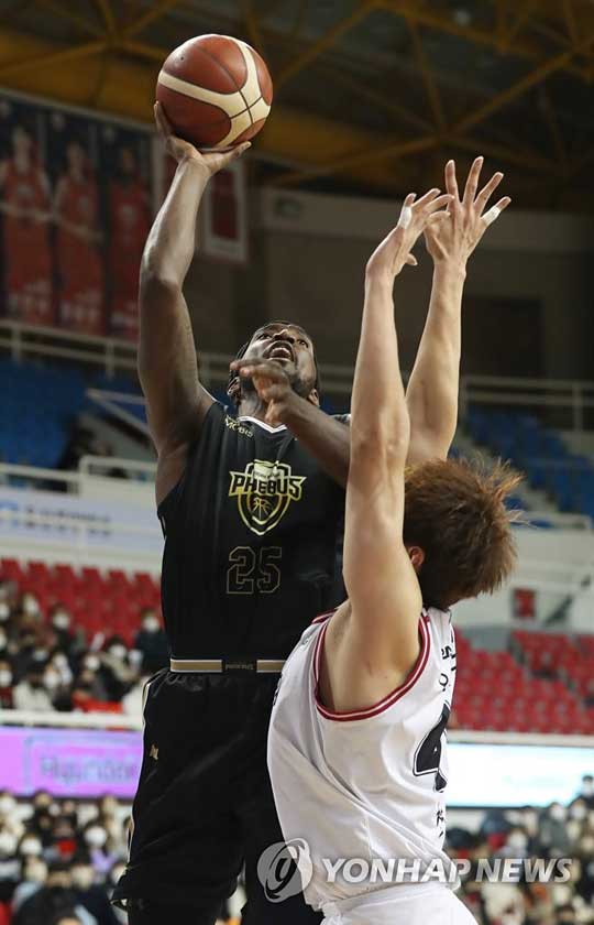 (울산=연합뉴스)  21일 울산 동천체육관에서 열린 2021-2022 KGC 인삼공사 정관장 프로농구 울산 현대모비스와 안양 KGC의 경기에서 현대모비스 토마스가 KGC 오세근의 수비를 피해 슛하고 있다. 2022.1.21