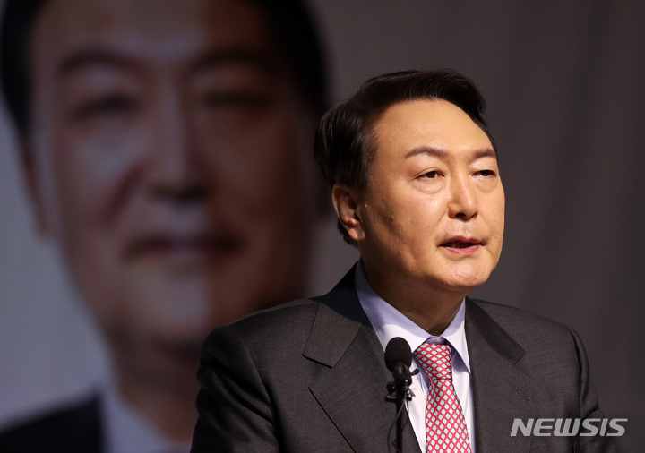 [세종=뉴시스]  윤석열 국민의힘 대선 후보가 22일 세종 비오케이아트센터에서 열린 세종 선대위 필승 결의대회에서 연설하고 있다. 2022.01.22.