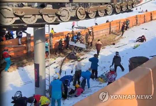 (서울=연합뉴스) 22일 오후 3시께 경기 포천시 베어스타운 스키장에서 슬로프 정상을 향해 올라가던 리프트가 갑자기 역주행하는 사고가 났다. 사진은 탑승객 여러 명이 리프트에서 뛰어내리는 모습. 2022.1.22 [독자 제공. 재판매 및 DB 금지]
