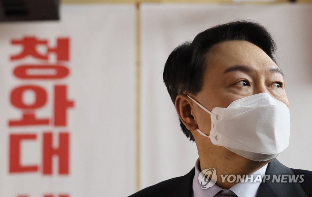 (세종=연합뉴스) 국민의힘 윤석열 대선 후보가 22일 오전 세종 비오케이아트센터에서 열린 세종 선대위 필승결의대회에서 당원들에게 인사하기 위해 자리에서 일어서고 있다. 2022.1.22