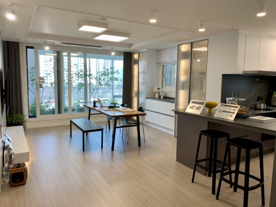 현대건설이 용인시 처인구 모현읍에서 분양 중인 ‘힐스테이트 몬테로이’ 전용면적 76㎡ 거실 모습.  현대건설 제공