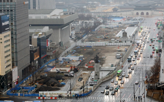 25일 오전 서울 종로구 광화문광장에서 세종문화회관 앞 도로를 걷어 내고 광장을 넓히는 공사가 진행되고 있다. 두 배 넓어진 광화문광장은 7월 개장한다. 뉴시스