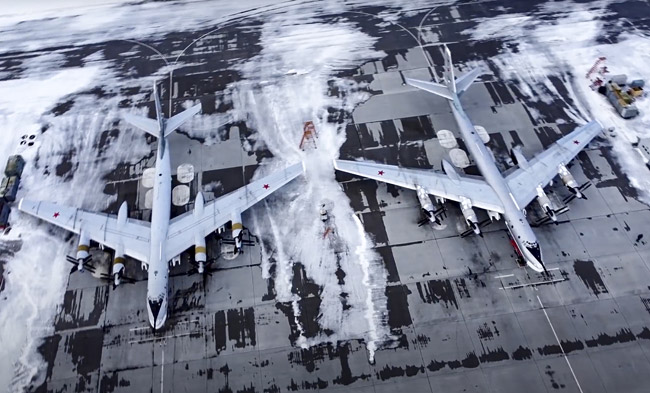 러시아 국방부가 24일 공개한 사진에서 러시아의 Tu-95 장거리 전략 폭격기 2대가 엥겔스 공군기지에서 출격 대기 중에 있다. Tu-95는 Tu-160 블랙잭을 제외하면 러시아 폭격기 중에서는 가장 멀리 비행할 수 있는 폭격기로, 러시아가 우크라이나를 침공할 경우 투입 가능성이 매우 크다. AP 연합뉴스