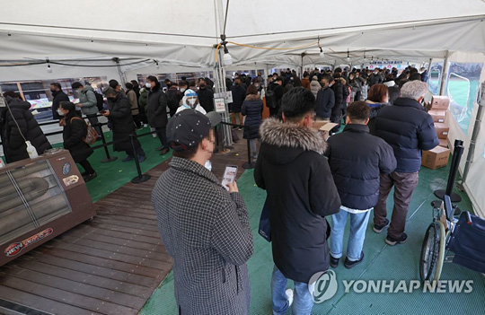 (서울=연합뉴스) 24일 서울 송파구 보건소 코로나19 선별검사소에서 시민들이 검사를 받기 위해 대기하고 있다. 이날 신규확진은 7천513명을 기록했다. 이는 지난 주간평균에서 4천830명 늘어난 숫자로 특히 확진자중 오미크론 검출률이 50%를 넘어 오미크론이 델타변이를 밀어내고 국내에서도 우세종으로 자리잡았다. 2022.1.24