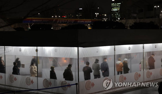 (서울=연합뉴스) 김도훈 기자 = 오미크론 확산에 오후 6시(현재)까지 연일 최다기록인 7천439명이 코로나19에 확진된 25일 오후 서울 송파구 잠실종합운동장 제2주차장 임시선별검사소를 찾은 시민들이 검사를 기다리고 있다. 오후 6시 중간집계에서 7천명대 확진자가 나온 것은 국내 코로나19 발생 이후 약 2년만에 처음이다.2022.1.25