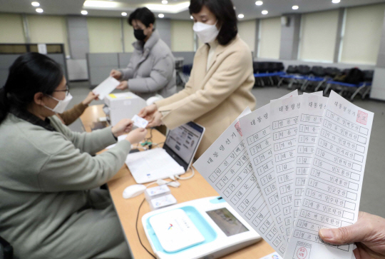 선거관리위원회 관계자 등이 25일 부산 연제구청에서 20대 대통령선거 사전투표를 위한 모의시험을 진행하며 통신망과 장비 등을 점검하고 있다. 뉴시스