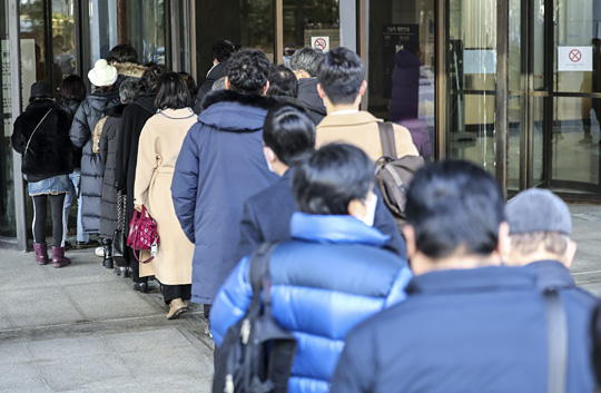 정경심 전 동양대 교수의 대법원 선고 재판 방청객들이 27일 오전 자녀 입시비리 및 자본시장법 위반 등 혐의에 ‘상고기각’(유죄) 판결을 내린 대법원 2부의 재판을 직접 보기 위해 서울 서초동 대법원 청사로 들어가고 있다.  연합뉴스