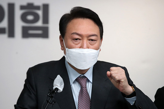 윤석열 국민의힘 대선 후보가 27일 오전 서울 여의도 당사에서 정치 분야 공약 발표를 마친 뒤 자신감 있는 자세로 취재진의 질문에 답하고 있다.  국회사진기자단