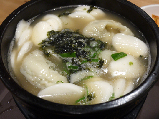 세찬(歲饌) 상차림의 대표 음식은 뭐니뭐니 해도 떡국이다. 보통 쌀농사가 성한 남쪽에서는 떡국을 하고 쌀이 귀한 북쪽에서는 만둣국을 끓였는데, 이 둘을 절충해 끓인 게 떡만둣국이다.