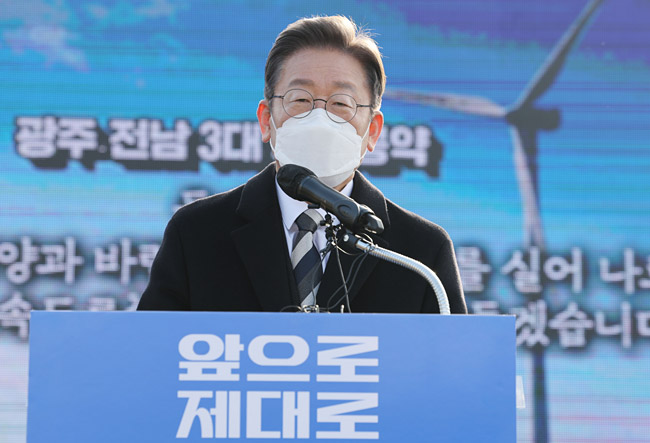 이재명 더불어민주당 대선 후보가 27일 오전 광주공항에서 ‘5·18 정신’의 헌법 명문화와 군 공항 이전 적극 지원 등 광주·전남 공동공약을 발표하고 있다.  연합뉴스